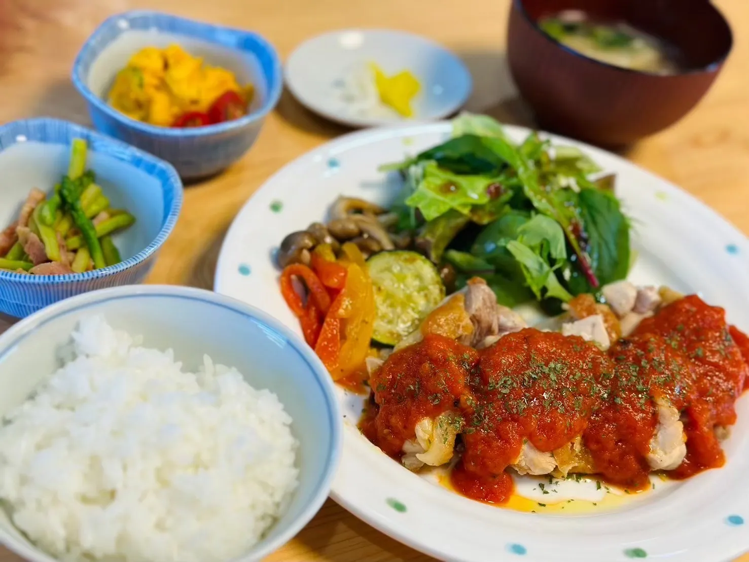 鶏肉のトマトソースと野菜、ごはん、副菜、汁物が並ぶWILLの昼食