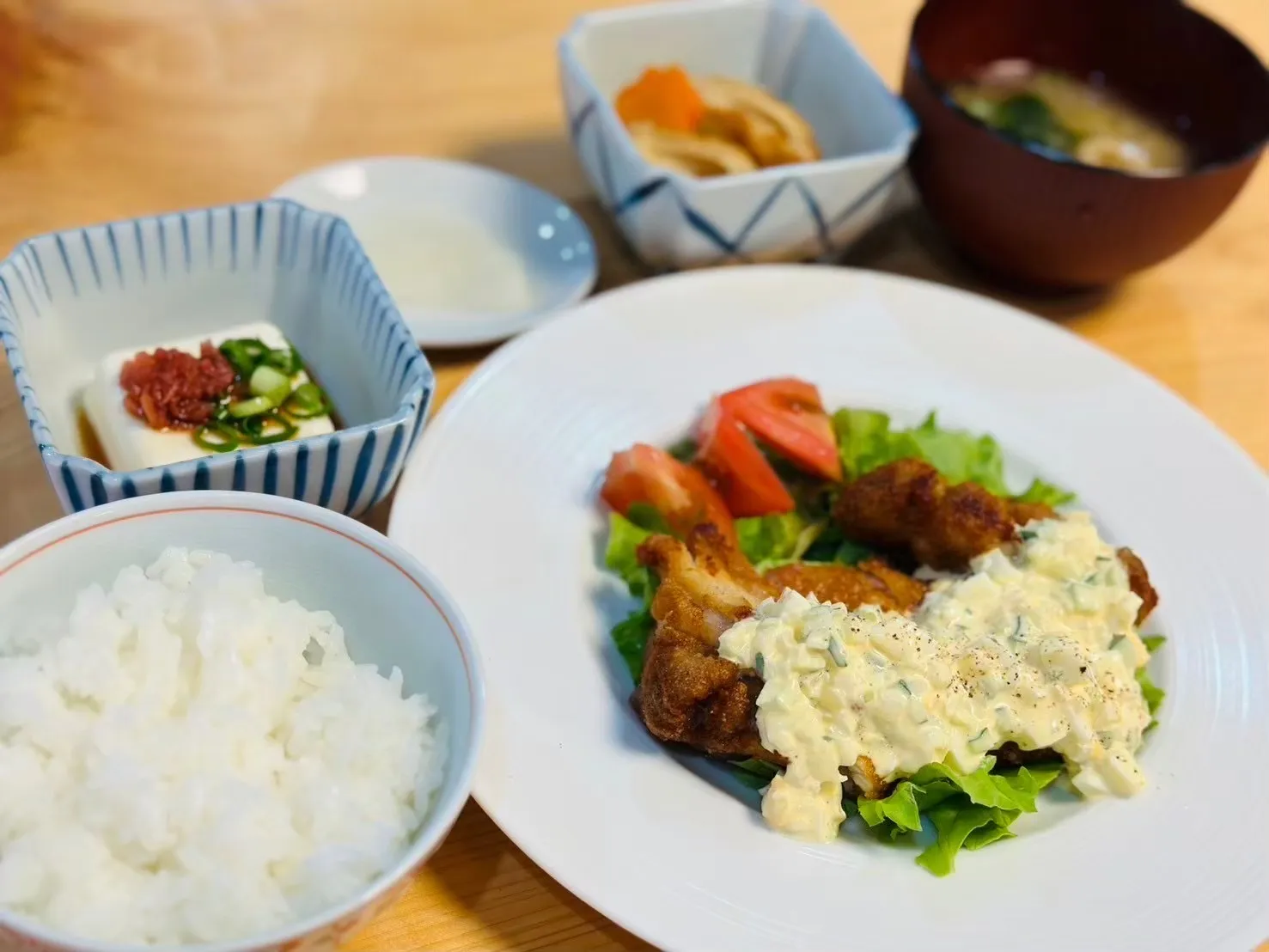 タルタルソースを添えた鶏料理とごはん、副菜、汁物が並ぶWILLの昼食