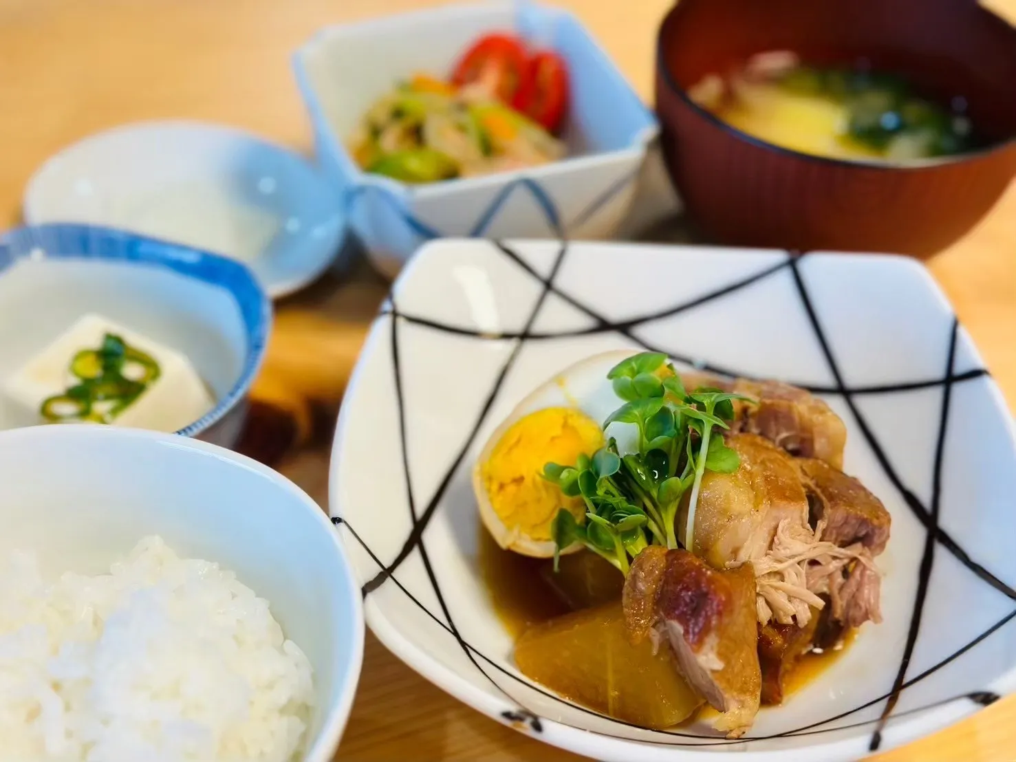 煮豚と卵、ごはん、冷ややっこ、副菜、汁物が並ぶWILLの昼食