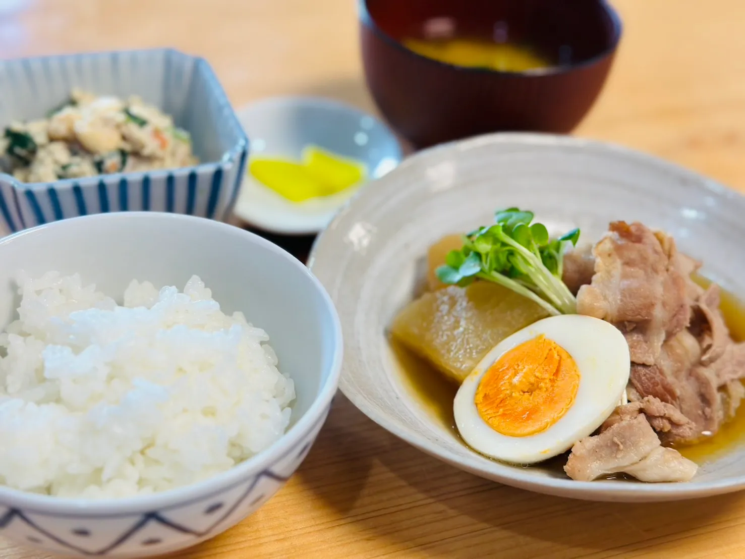 煮物と卵、野菜を盛り付けたWILLの昼食