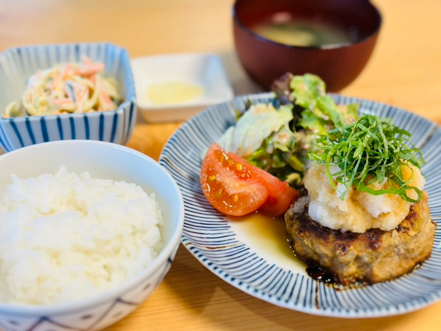 主菜とごはん、汁物、副菜が並ぶWILLの昼食