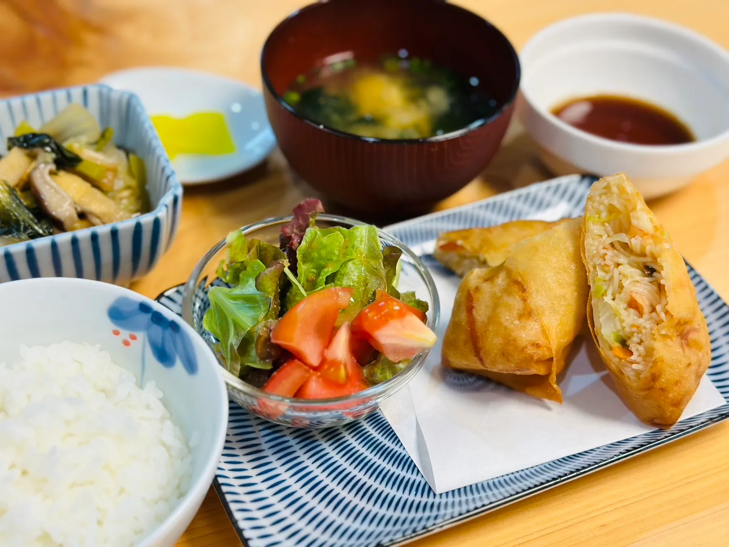揚げ物とサラダ、副菜が並ぶWILLの昼食