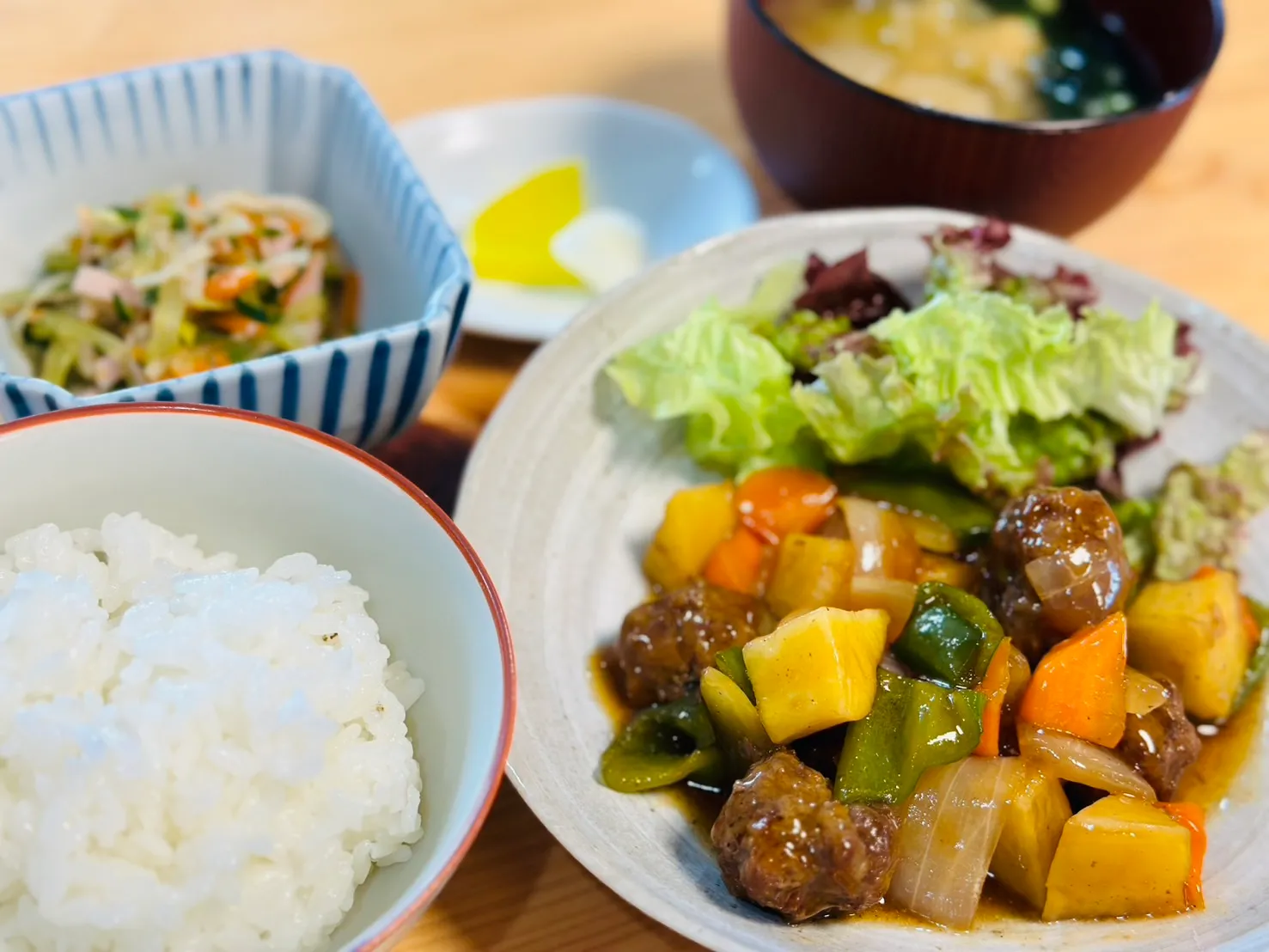彩り豊かな中華風の主菜を中心にしたWILLの昼食