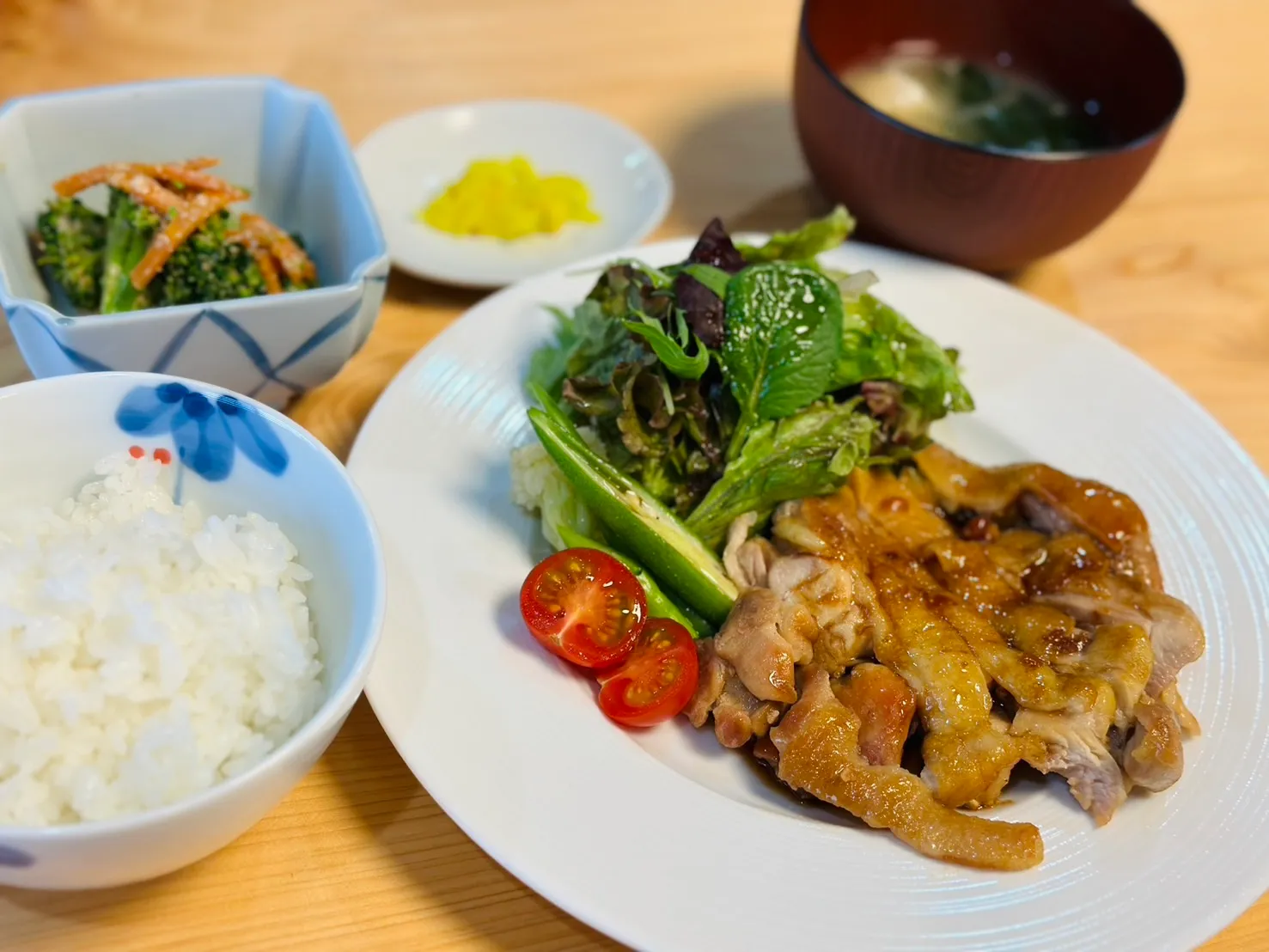 肉料理と季節の野菜を盛り付けたWILLの昼食