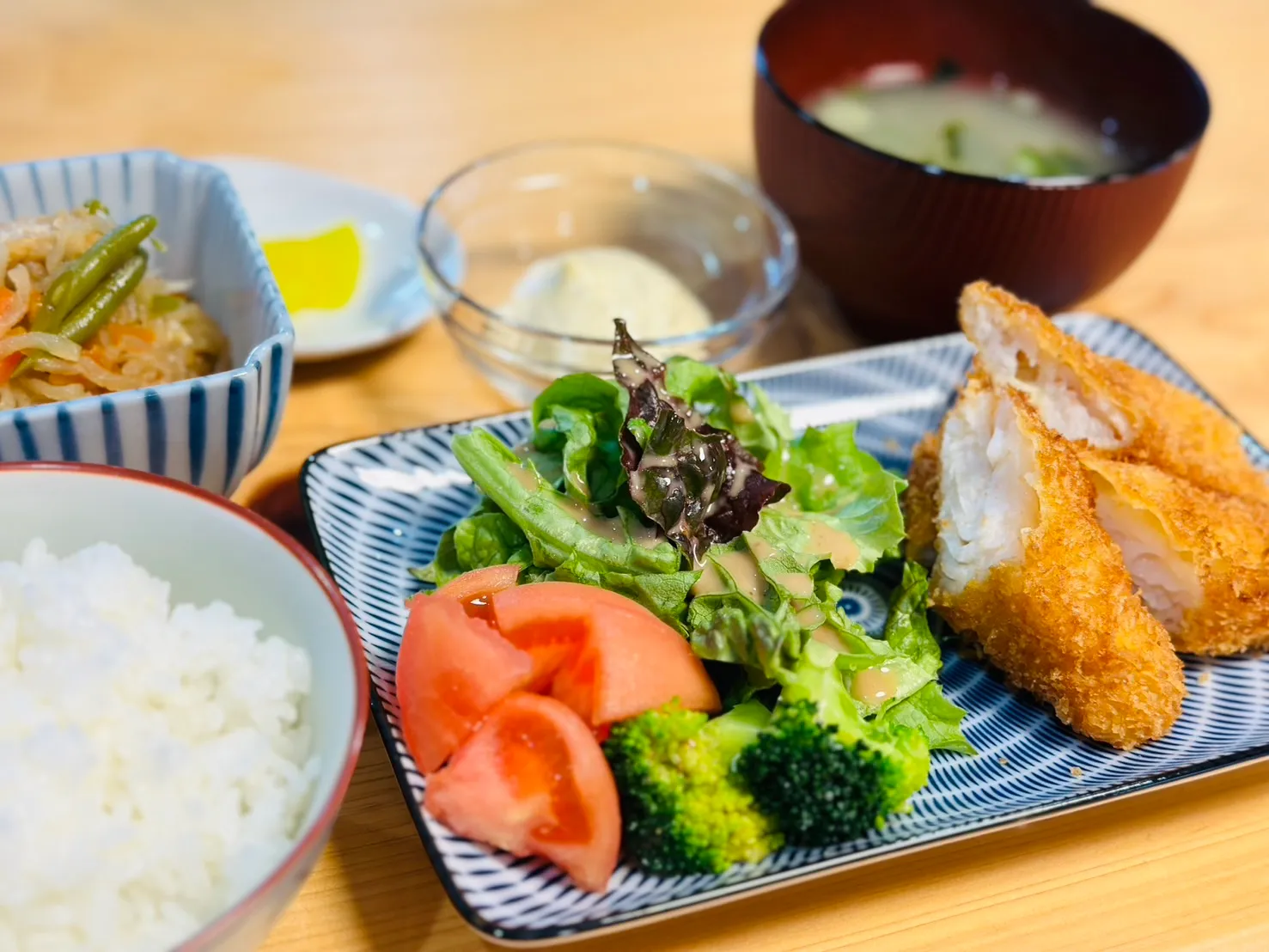 揚げ物とサラダを一皿に盛り付けたWILLの昼食