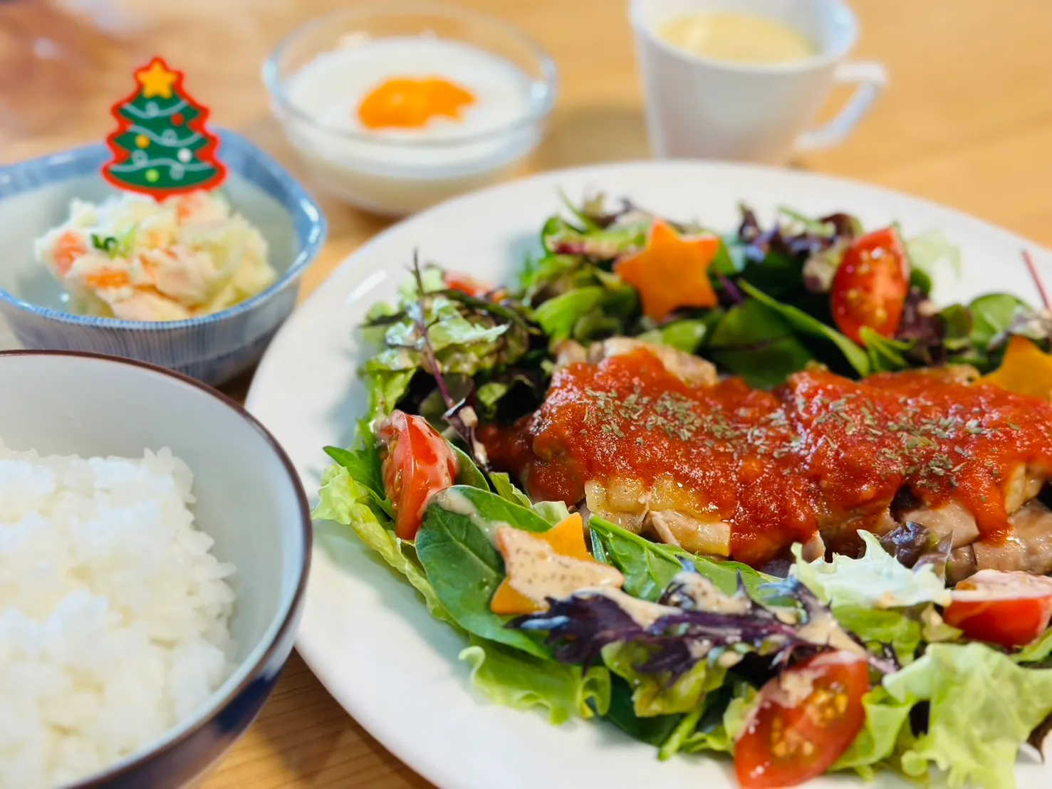 クリスマスツリーの飾りを添えた行事食