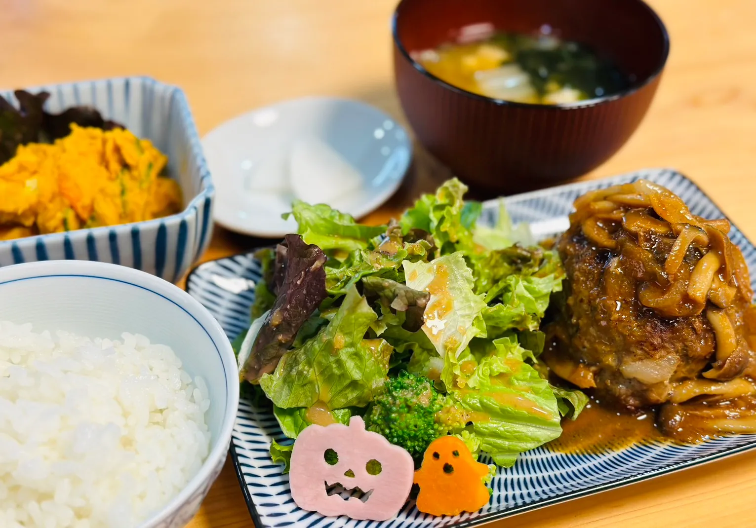 ハロウィンの飾りを添えた行事食