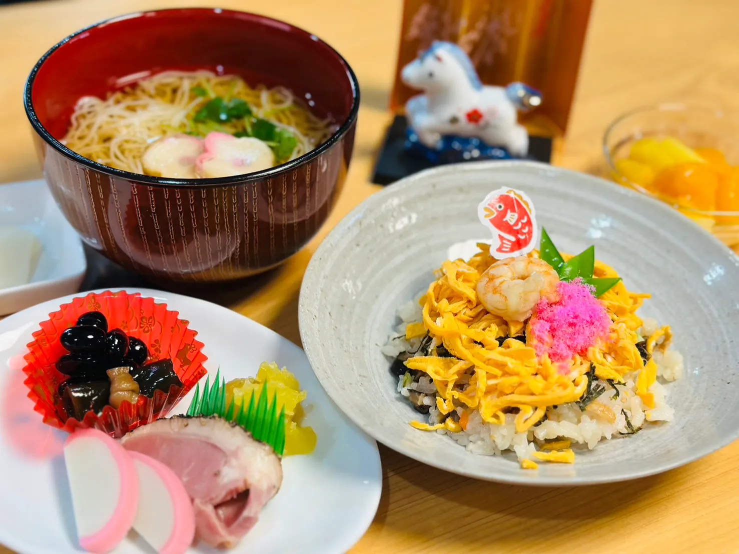 お正月らしい彩りの料理を盛り付けた行事食