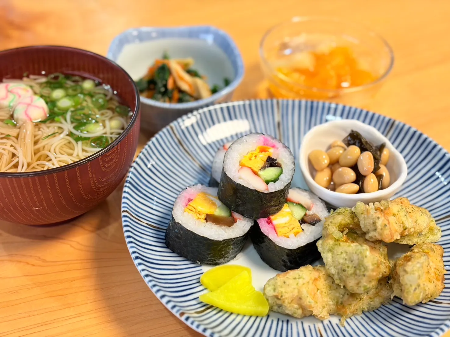 巻き寿司などを盛り付けた節分の行事食