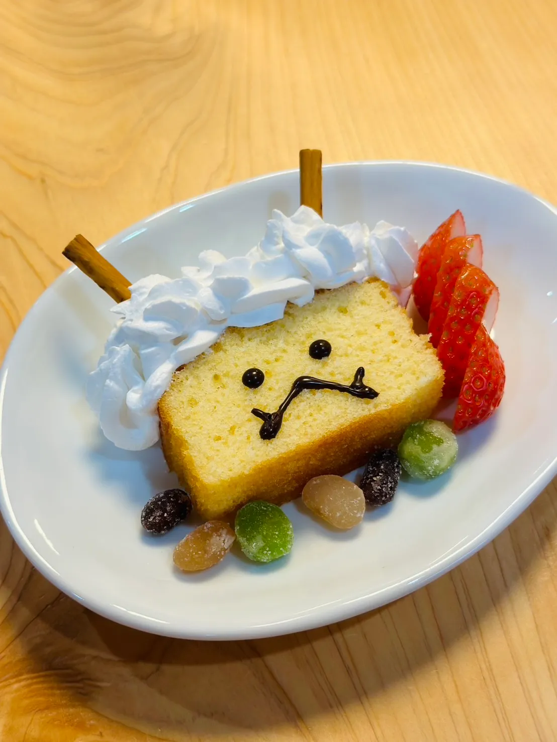 節分の鬼をイメージして盛り付けた季節のおやつ