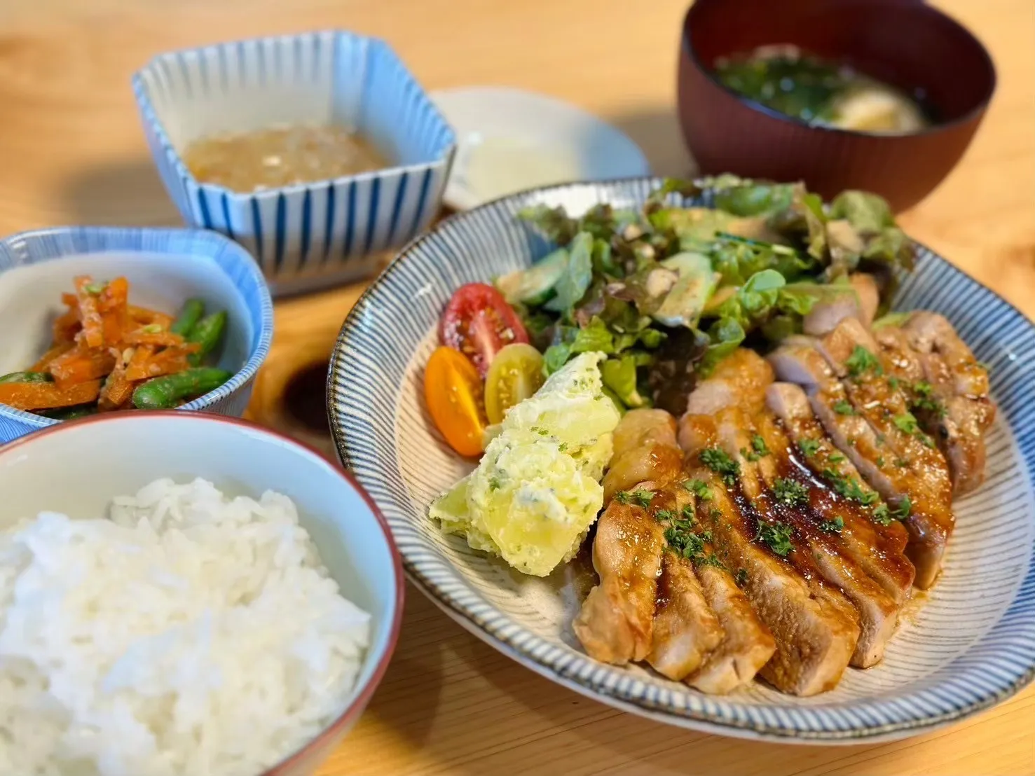 照り焼きチキンの主菜とごはん、汁物、副菜が並ぶWILLの昼食
